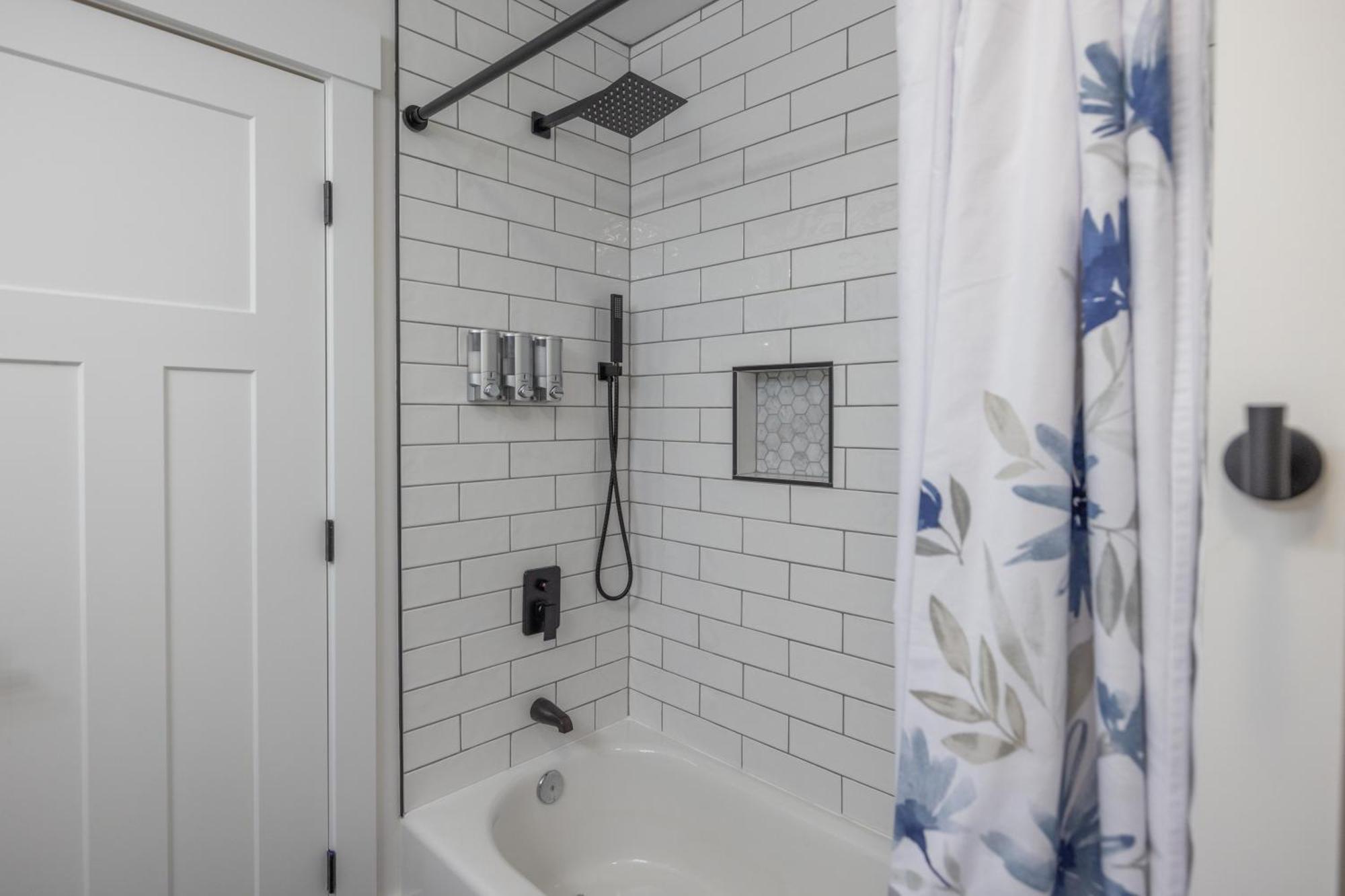 Willa Mid-Century Modern Impeccable Remodel With Hot Tub Asheville Zewnętrze zdjęcie