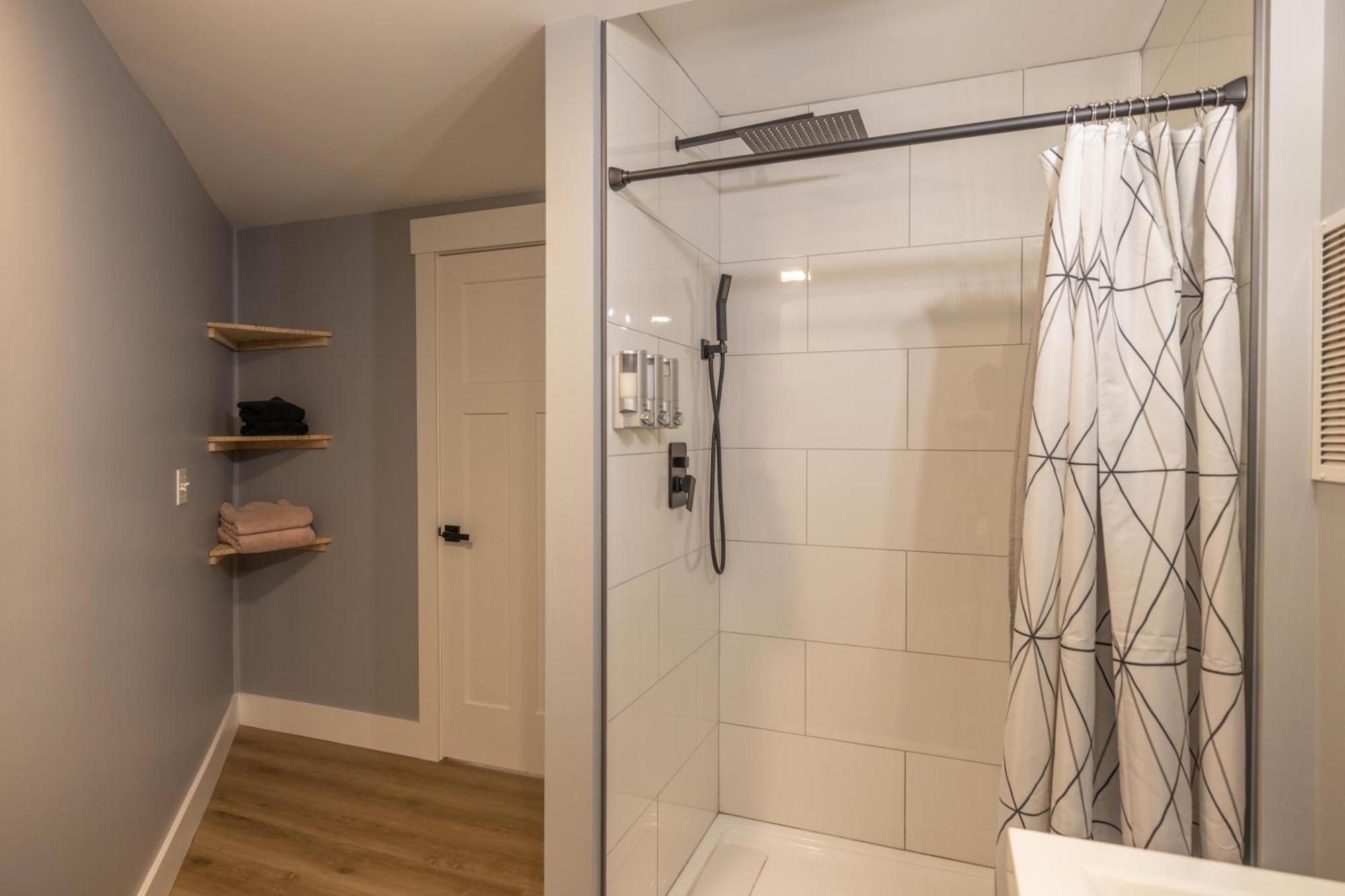 Willa Mid-Century Modern Impeccable Remodel With Hot Tub Asheville Zewnętrze zdjęcie