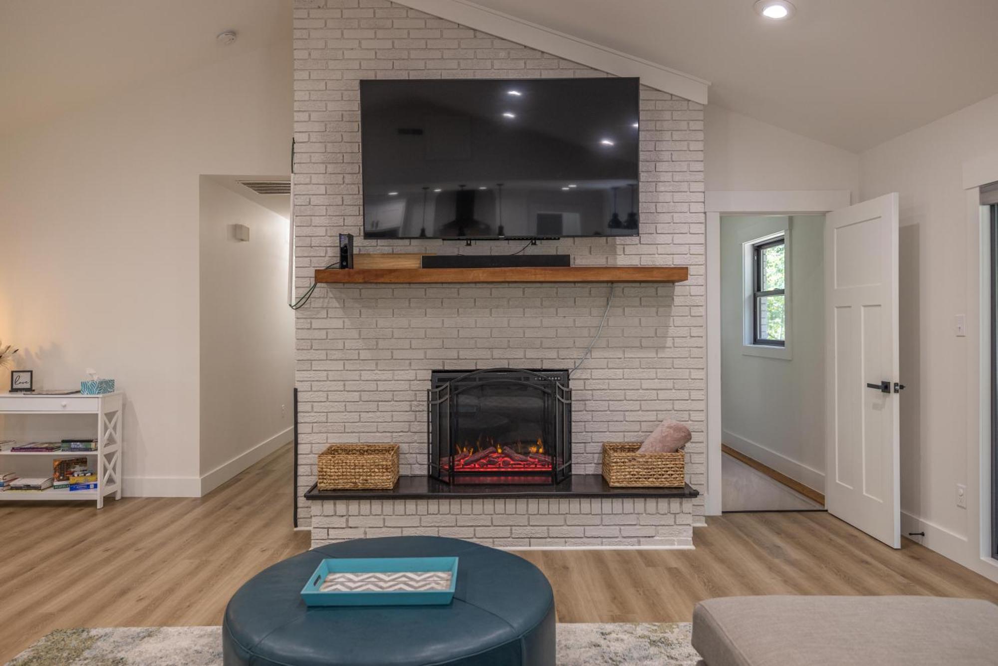 Willa Mid-Century Modern Impeccable Remodel With Hot Tub Asheville Zewnętrze zdjęcie