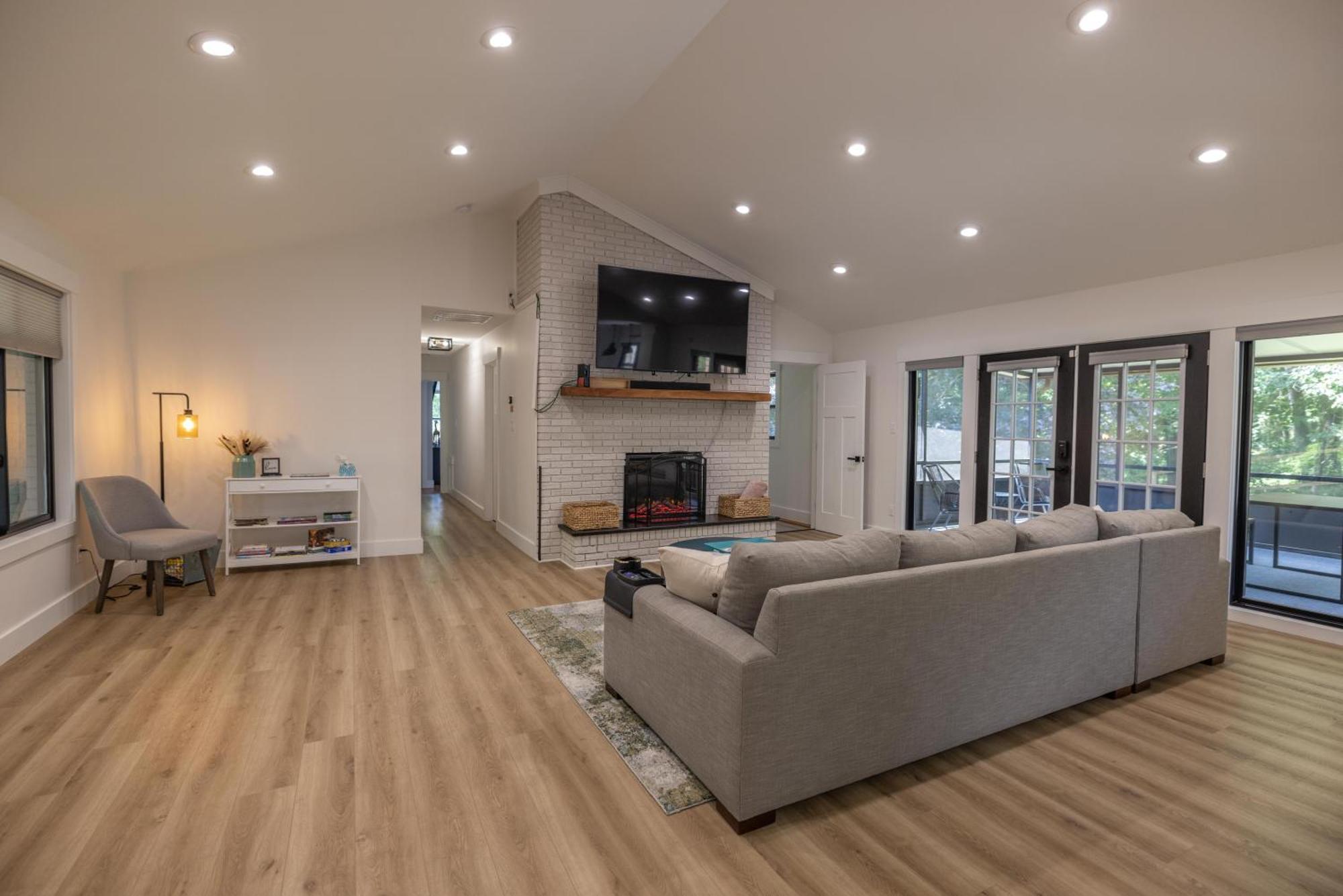 Willa Mid-Century Modern Impeccable Remodel With Hot Tub Asheville Zewnętrze zdjęcie