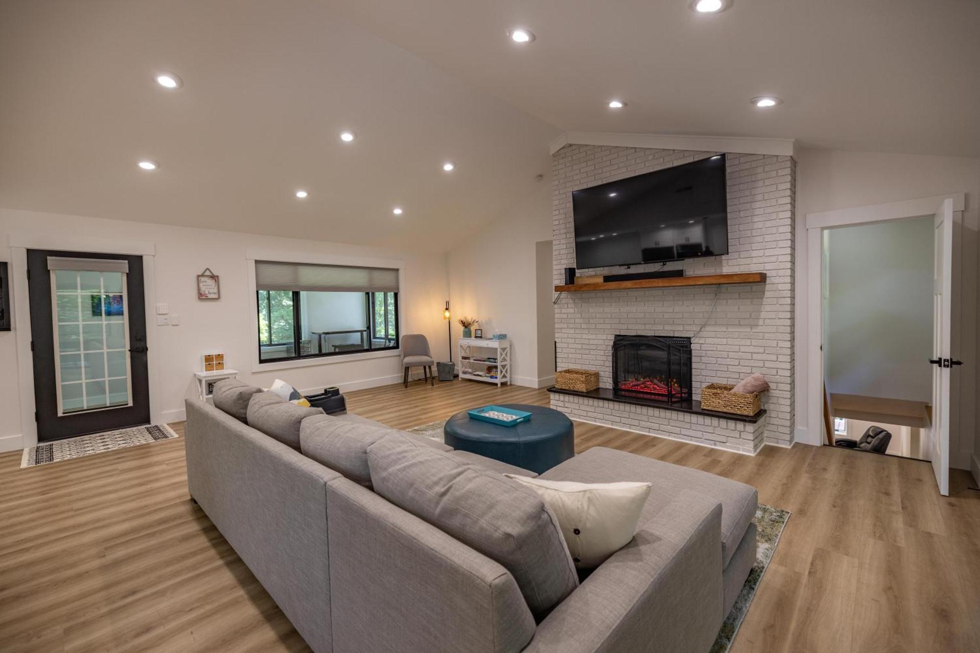 Willa Mid-Century Modern Impeccable Remodel With Hot Tub Asheville Zewnętrze zdjęcie