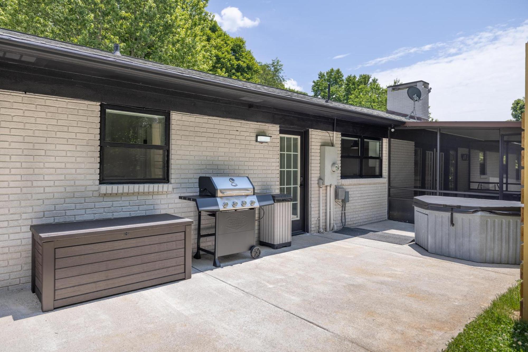 Willa Mid-Century Modern Impeccable Remodel With Hot Tub Asheville Zewnętrze zdjęcie